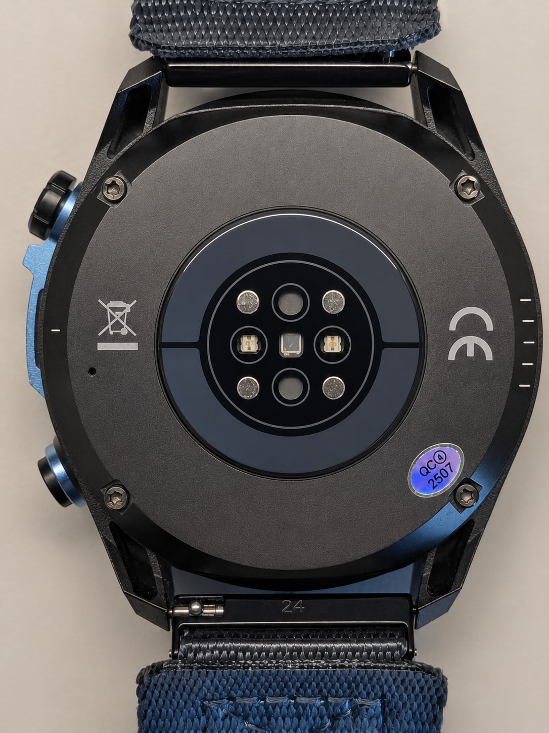 The back of the KKTICK Tank T5 showing the optical sensor array, charging contacts, screw-fixed rear case and standard 24mm strap fitment