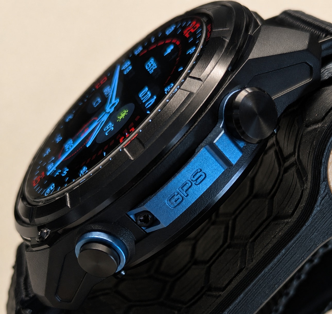 The right hand side of the KKTICK Tank T5 showing the buttons and blue sensor guard