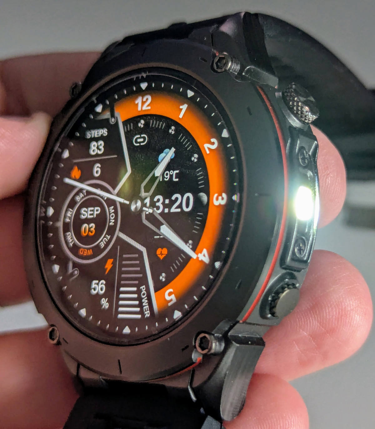 Y101 Smartwatch Review - Side torch